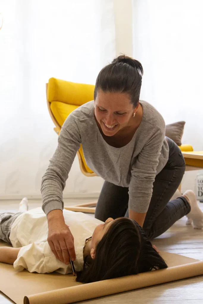 Hypnosesitzung mit Kind Rapportaufbau am Boden