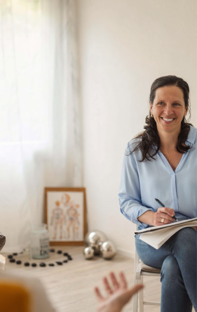 Dr. Julia Meyer-Lückel während Erwachsenenhypnose im Gespräch mit Klientin in heller Praxis