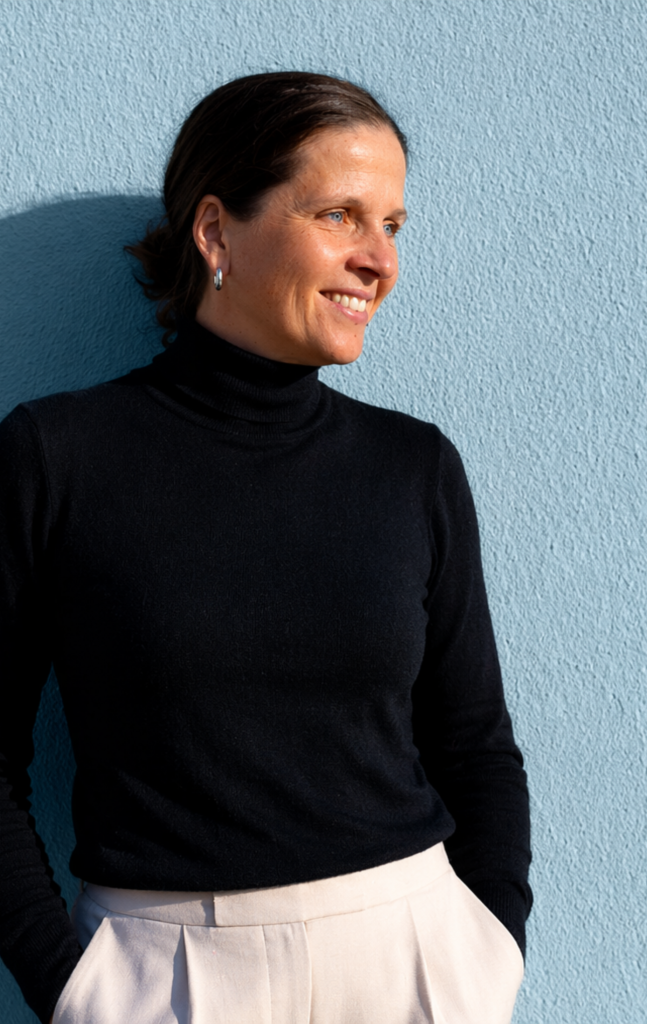 Dr. Julia Meyer-Lückel für Presse und Medien vor hellblauer Wand porträtiert